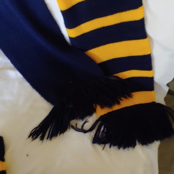 Scarf and mittens - Picture 3 of 3